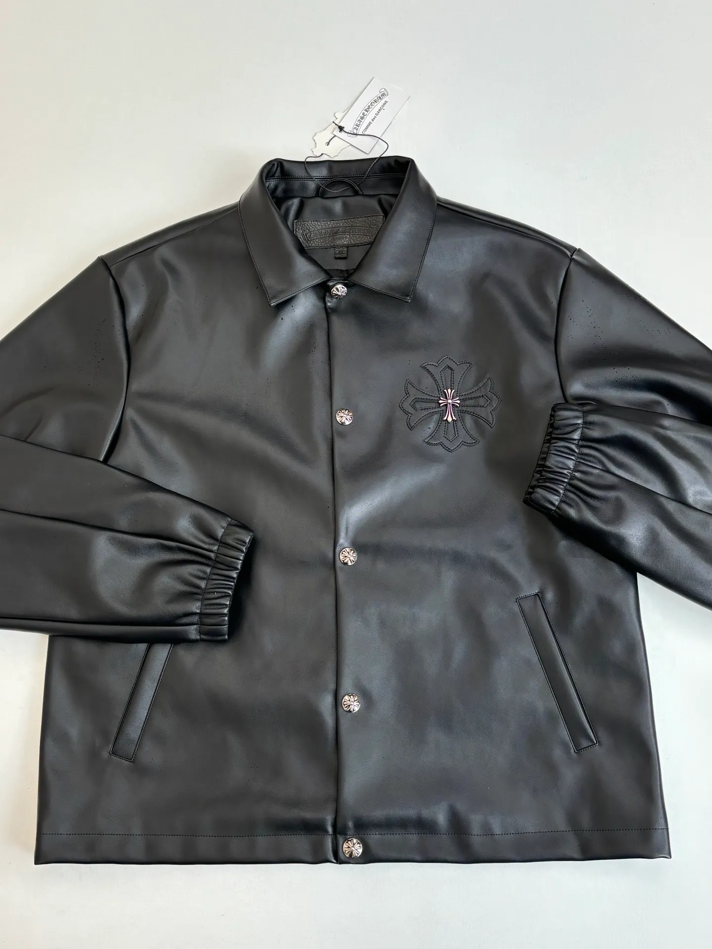 P580 Chrome Heart*/Chrome Heart Hardware Cross Leather Snap Button Jacket Originally purchased for 84,300, the fabric is made of black pebbled two-layer cowhide, customized silk jacquard logo lining, embroidery is processed by TAJIMA machine, patch embroidery technology, imported template machine shape on the back, customized genuine leather trademark, customized genuine leather size, customized 5.8cm metal logo mark, customized 18mm four-button buckle, customized 18mm two-button button, a full set of three-label accessories, exclusively produced.  Size：S/M/L/XL